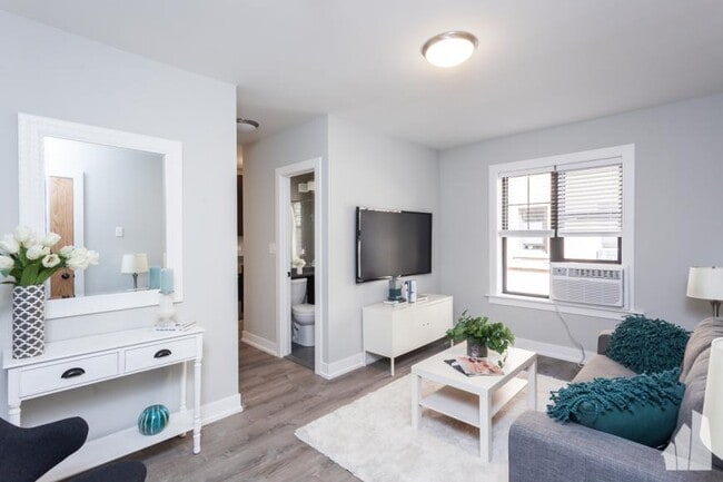 Building Photo - 0 bedroom in Chicago IL 60614