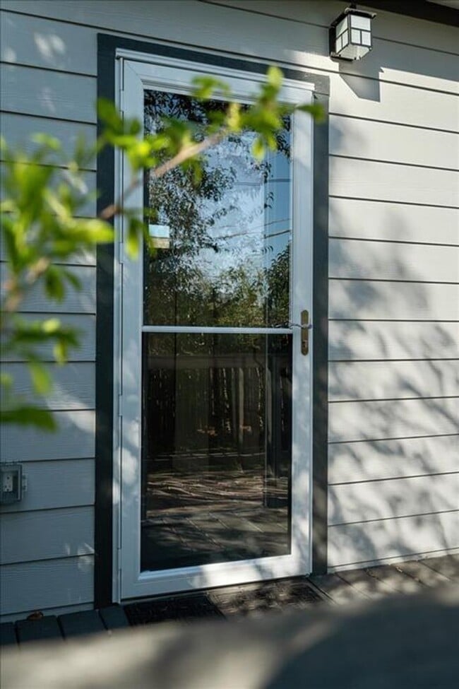 Building Photo - 1411 Fairfield Dr