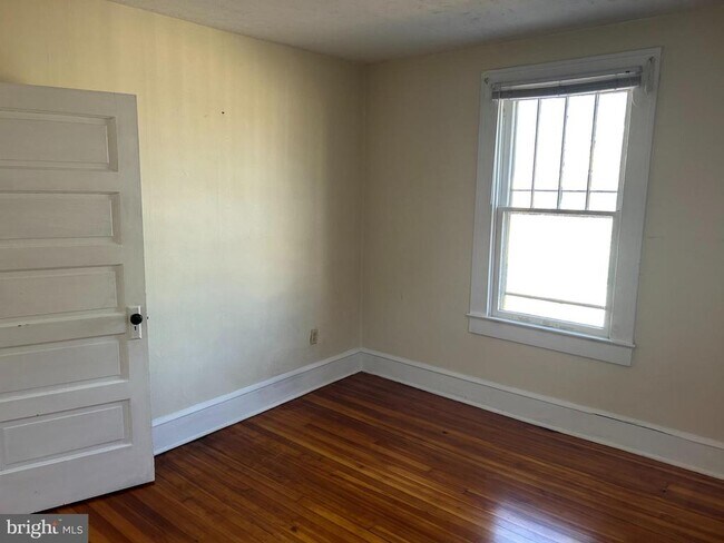 Building Photo - 113 W Monmouth St