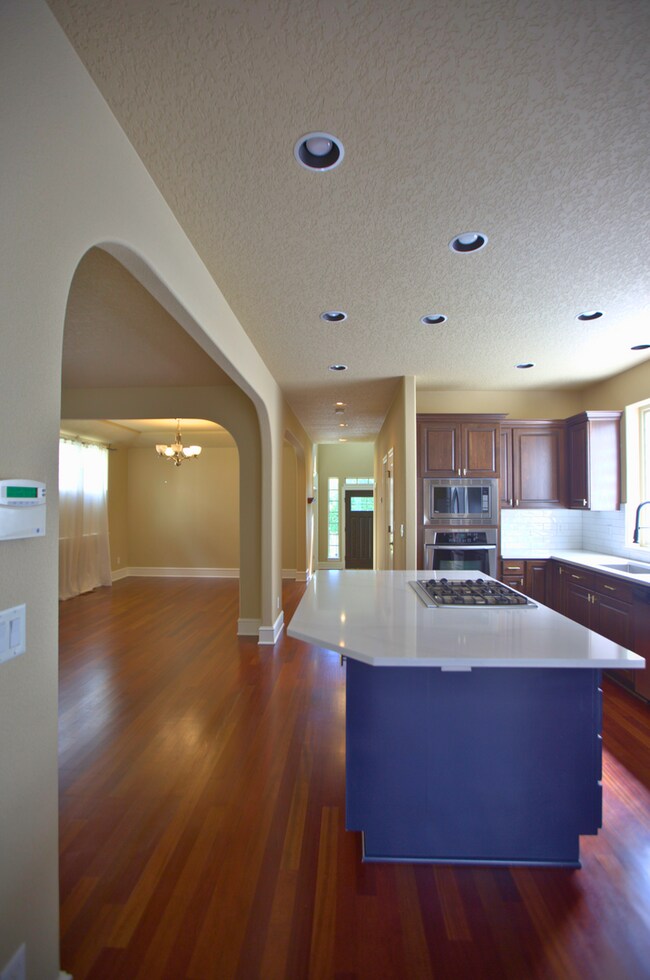 Building Photo - King City 3 Bedroom Plus Den available now !