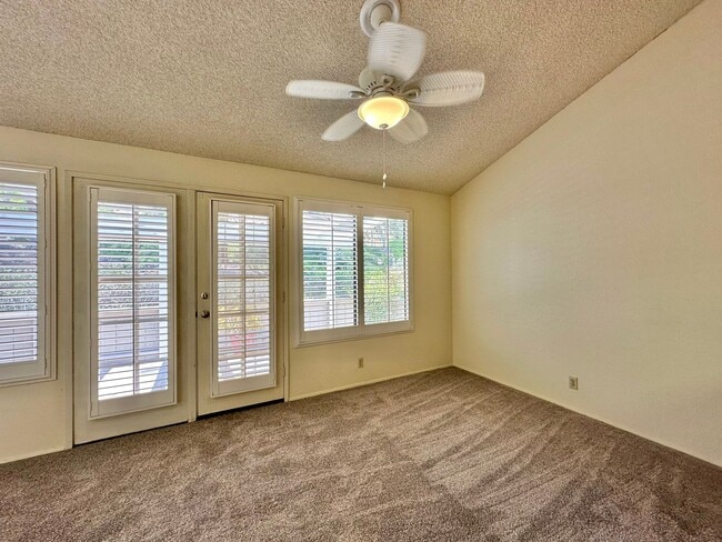 Building Photo - 3 Bedroom Townhome In the Beautiful Smoke ...