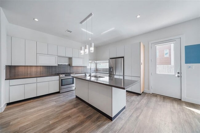 Building Photo - 5509 Paraiso Pl