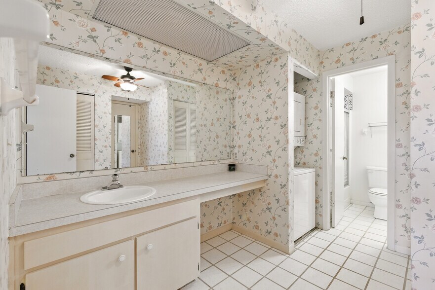 Large 2nd floor dressing room with laundry and linen closet - 2636 Crown Ct