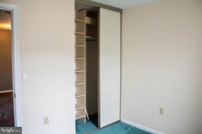 Building Photo - 2095 Pawlet Dr