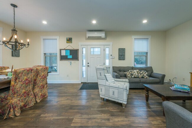 Building Photo - Black Mountain Rental!