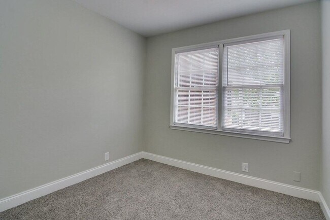 Building Photo - Updated 3 Bedroom 2 Bath off Furies Ferry!