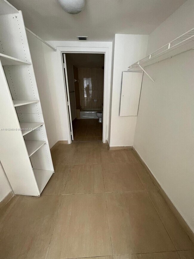 Building Photo - 1750 N Bayshore Dr