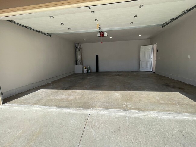 Building Photo - Remodeled Home in Irvine, Includes Attache...