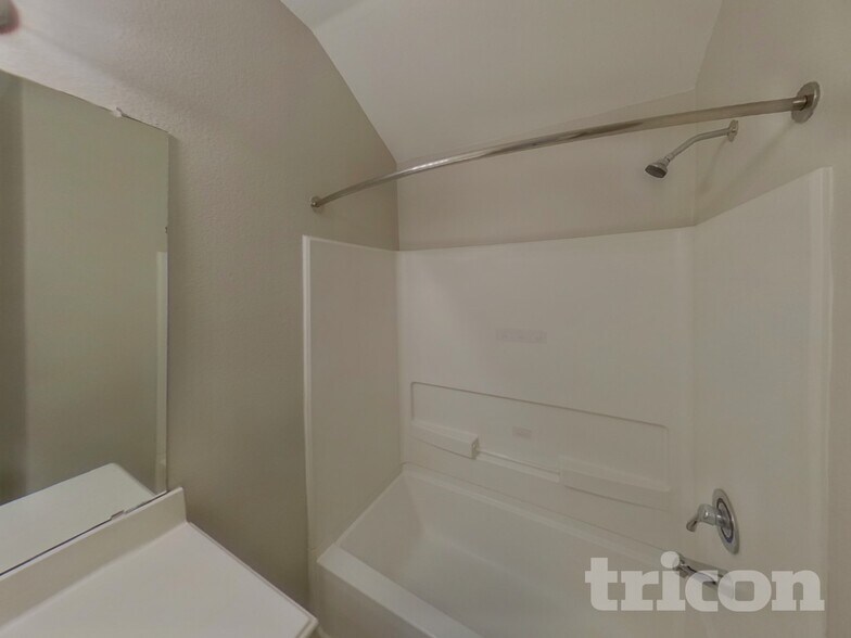 Building Photo - 825 Hawthorne Rd