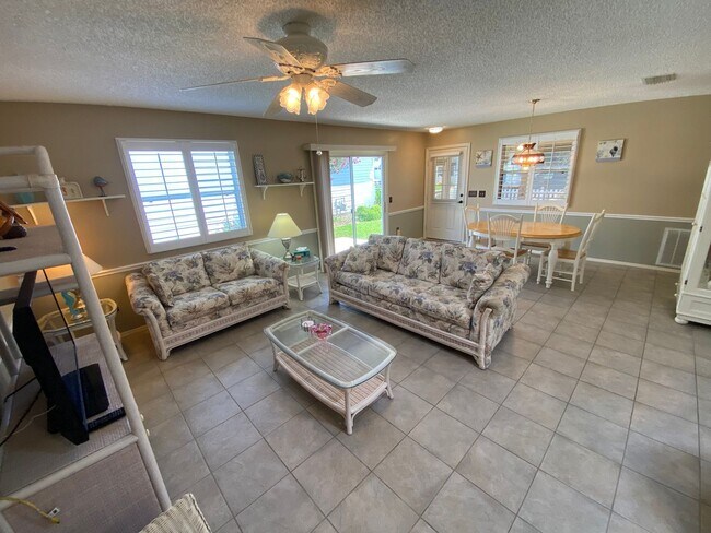 Building Photo - Great Location Turnkey Villa In The Villag...