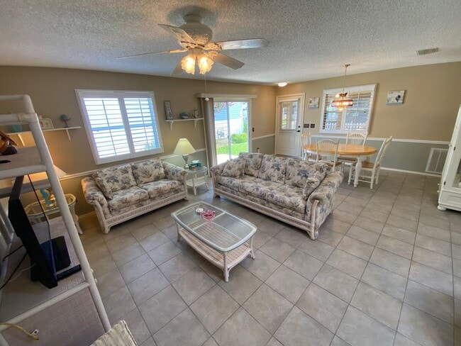 Building Photo - Great Location Turnkey Villa In The Village of Belvedere ANNUAL Lease