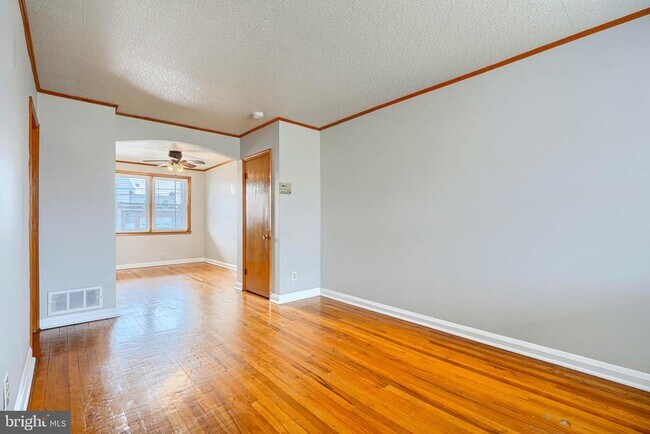 Building Photo - 6905 Bank St