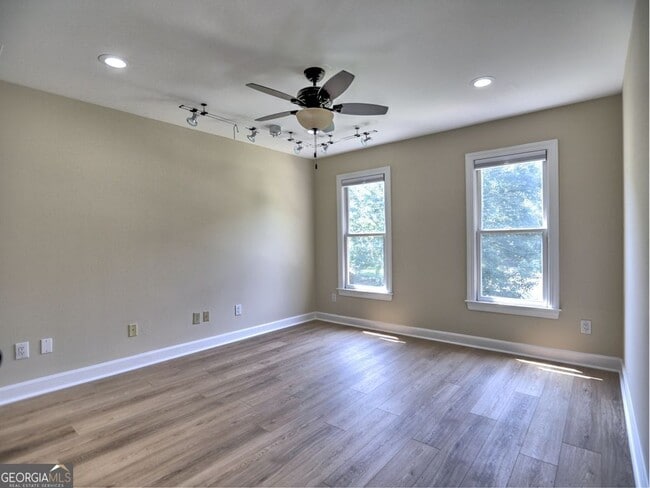 Building Photo - 3237 Waldwick Way SE