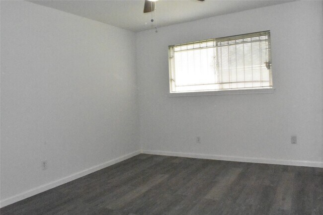 Building Photo - 10427 Huntington Wood Dr