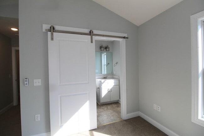Building Photo - Beautiful 3-Bedroom, 3-Bathroom Home Near ...