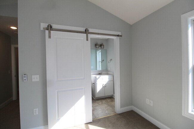 Building Photo - Beautiful 3-Bedroom, 3-Bathroom Townhome N...