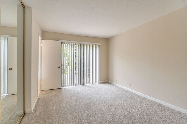 Building Photo - 2 Bedroom, 2 Bath Home with Bonus Room