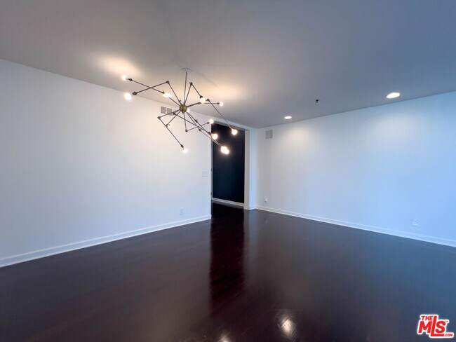 Building Photo - 935 Westbourne Dr