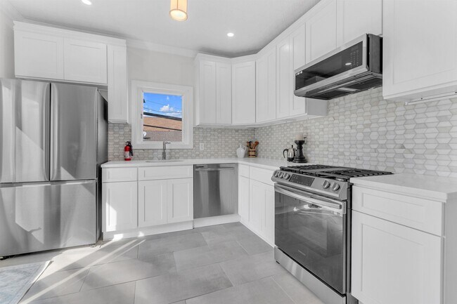 Building Photo - 1121 Avenue C