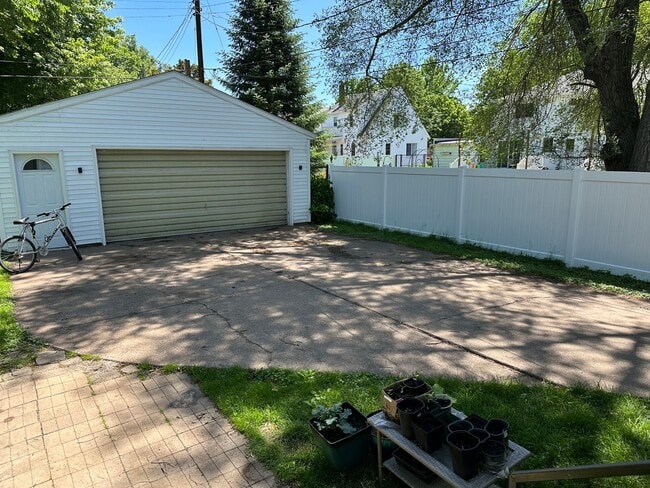 Building Photo - 513 Putnam Dr