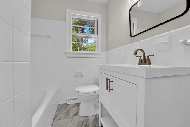 Building Photo - Beautiful Renovated 4 Bedroom 2.5 Bathroom Home for Rent!