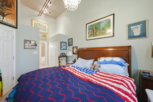 Building Photo - 758 N Larrabee St