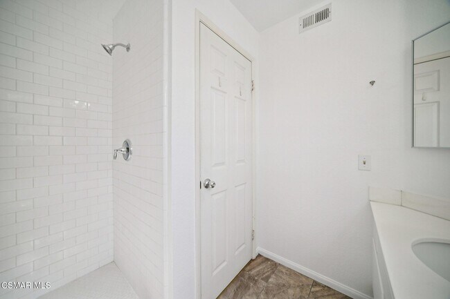 Building Photo - 668 Oak Run Trail