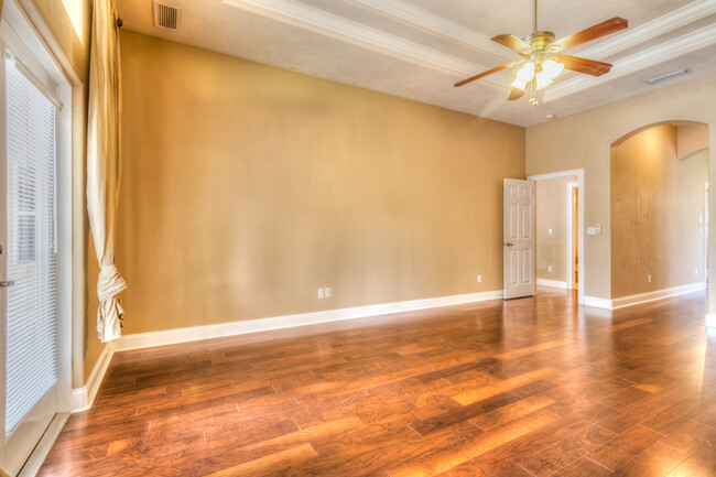 Building Photo - Stunning Pool Home in Town Park!