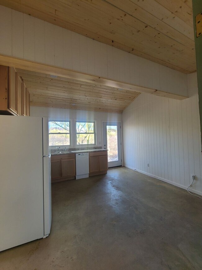Building Photo - $500 OFF! NEWLY RENOVATED STUDIO W/ WASHER...