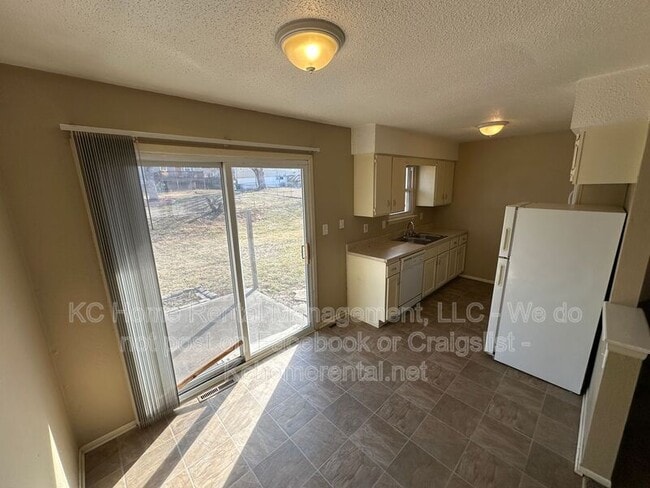 Building Photo - 405 NE Westwind Dr