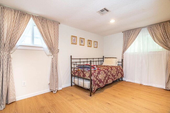 Building Photo - Centrally located one bedroom, one bath ho...