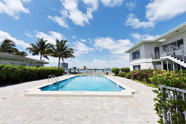 Building Photo - 2250 Bay Dr