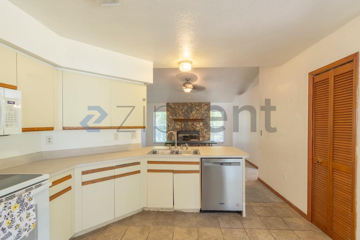 Building Photo - 7458 Carillon Ave