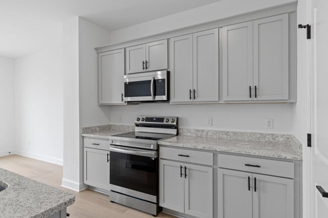 Building Photo - Move-In Credit!!! Beautiful 3-Bed Townhome at James Creek