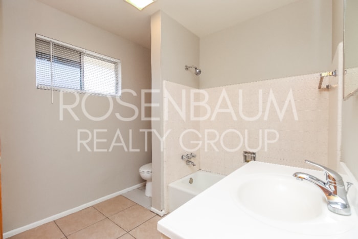 Building Photo - 826 E 4th Pl