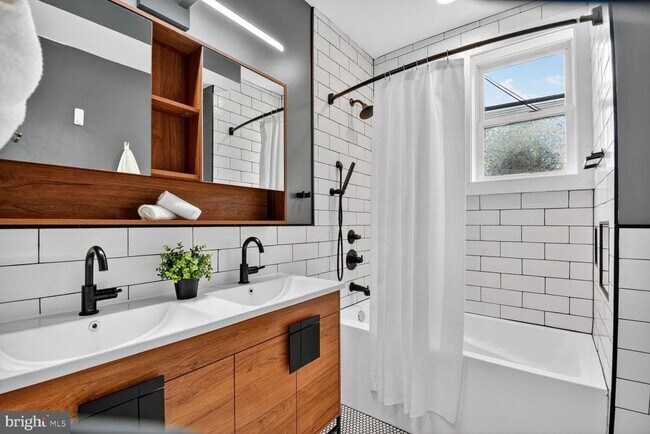 Building Photo - 1027 6th St NE