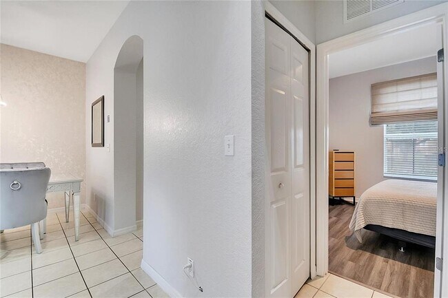 Building Photo - 2713 Bushman Dr