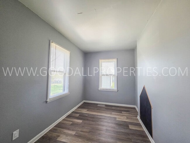 Building Photo - Cozy 2-Bedroom Home Near Downtown Des Moines & Gray’s Lake