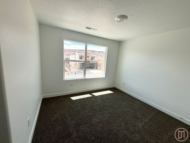 Building Photo - LIKE NEW Home in Long Valley!