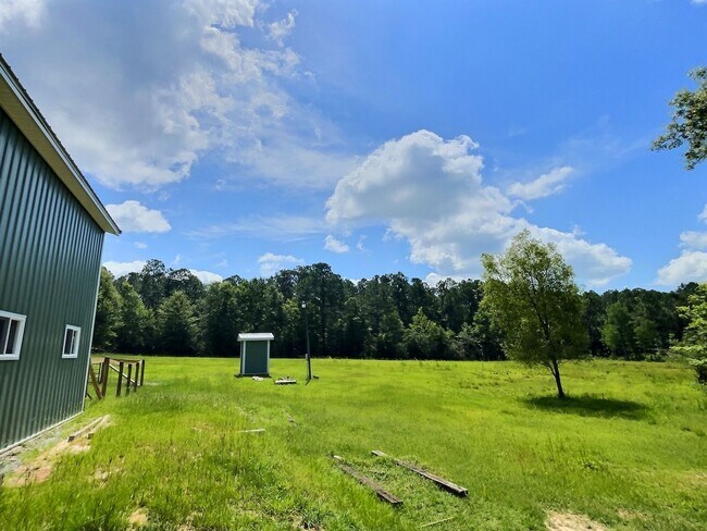 Building Photo - 3 BD Home with 30 x 40 Shop with Four 10 x 12 Attached Stalls