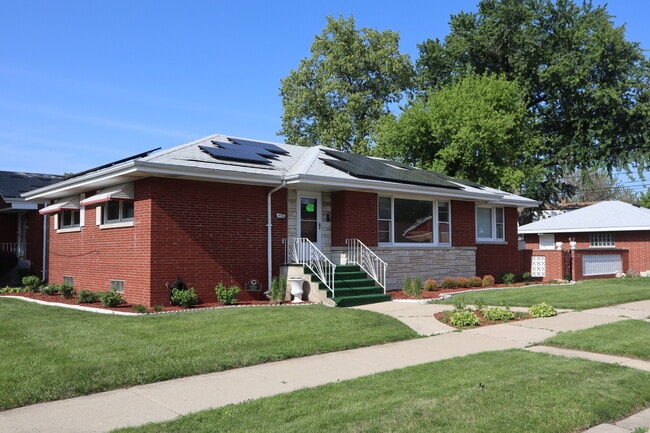 Building Photo - 8755 S Fairfield Ave