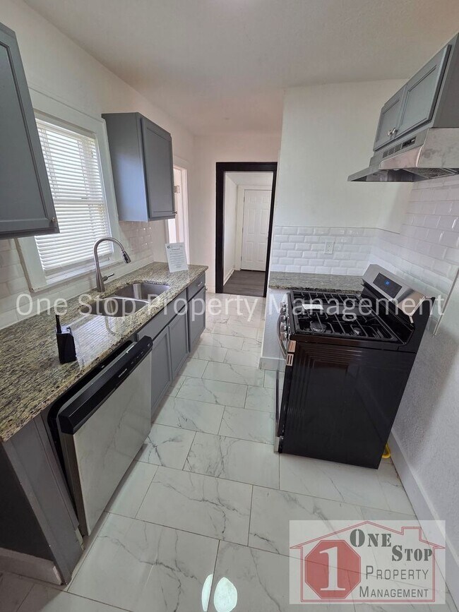 Building Photo - Beautiful 4 Bedroom 2 Bathroom in Kansas City!