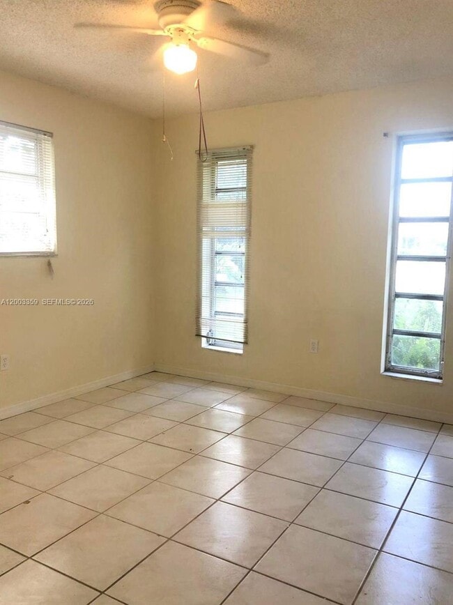 Building Photo - 4900 SW 36th Ct