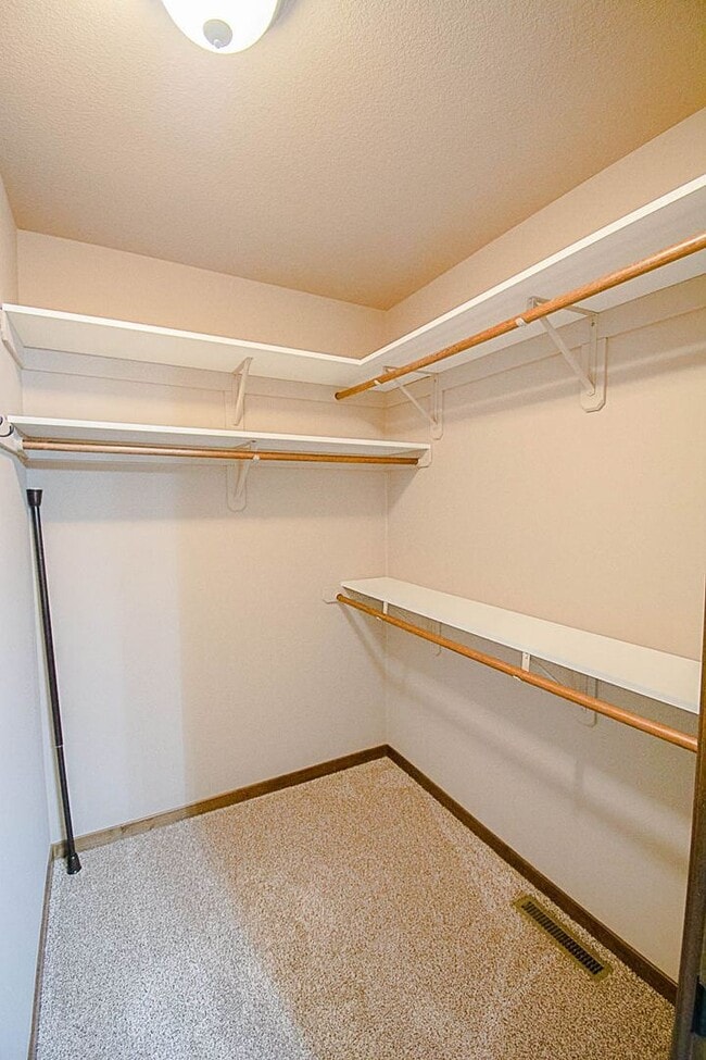 Building Photo - Move-In Ready NW Rochester Home with Finished Lower Level