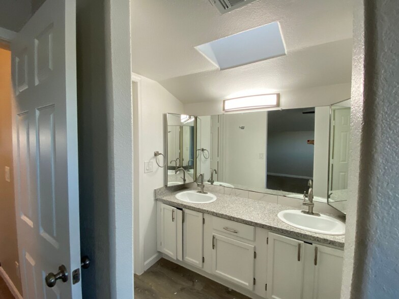 Building Photo - 2333 W Garden Dr