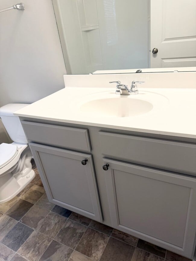 Building Photo - BEAUTIFUL 3 bedroom / 2 bathroom home available NOW!