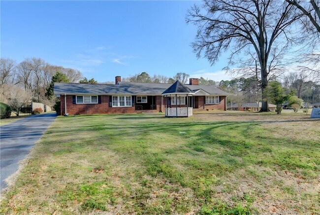 Building Photo - 8 Highland Ln