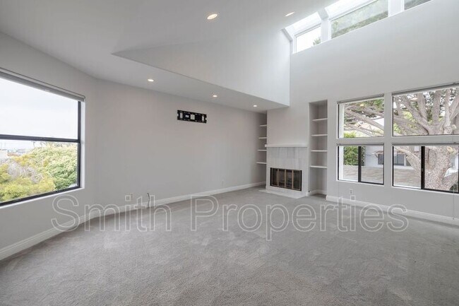 Building Photo - 604 N Irena Ave