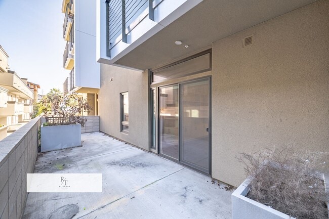 Building Photo - Modern 1-Bedroom Condo with Rooftop Amenities in Pasadena