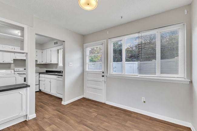 Building Photo - 2 Bedroom Walking Distance to NCSU!